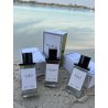 Fragrance World Y.U.Z.U EDP 100 ml — товар в стилизованной композиции; очень крупный план; у воды