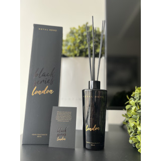 Black Series LONDON EDP 200 ml — produktas stilizuotoje aplinkoje; stambus planas; baltame fone; plačiausias kadras