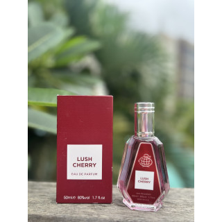 Fragrance World Lush Cherry EDP 50 ml — товар в стилизованной композиции; очень крупный план; на деревянной поверхности