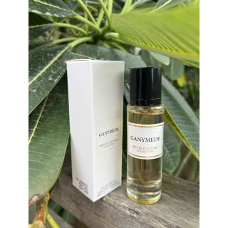 Lattafa Perfume GANYMEDE EDP 30 ml — товар в стилизованной композиции; очень крупный план; среди зелени; самый широкий кадр