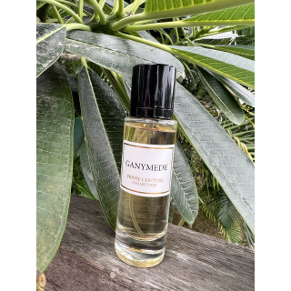 Lattafa Perfume GANYMEDE EDP 30 ml — товар в стилизованной композиции; очень крупный план; среди зелени; самый близкий кадр