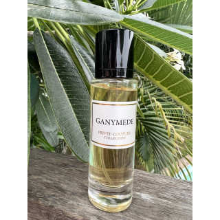 Lattafa Perfume GANYMEDE EDP 30 ml — товар в стилизованной композиции; очень крупный план; среди зелени; средний план