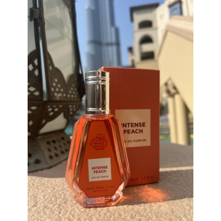 Fragrance World Intense peach EDP 50 ml — товар и упаковка; очень крупный план; на белом фоне