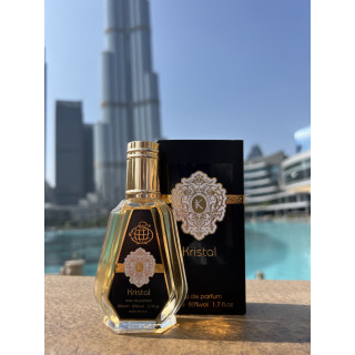 Fragrance World Kristal EDP 50 ml — товар в стилизованной композиции; очень крупный план; на открытом воздухе; средний план