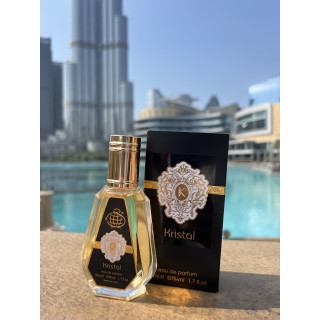 Kristal EDP 50 ml — товар в стилизованной композиции; очень крупный план; на открытом воздухе; самый близкий кадр