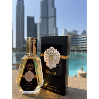 Kristal EDP 50 ml — товар в стилизованной композиции; очень крупный план; на открытом воздухе; самый широкий кадр