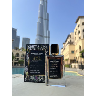 Noble George Extrait de Parfum 70 ml — product in een gestileerde setting; zeer nabije close-up; buiten; nabije kadrering