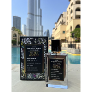 Noble George Extrait de Parfum 70 ml — product in een gestileerde setting; zeer nabije close-up; buiten; zeer ruime kadrering