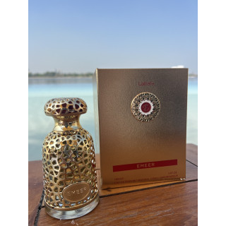 Lattafa Perfume EMEER EDP 100 ml — toode stiliseeritud keskkonnas; väga lähivõte; õues; kõige laiem kadreering