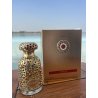 Lattafa Perfume EMEER EDP 100 ml — toode stiliseeritud keskkonnas; väga lähivõte; õues; kõige laiem kadreering