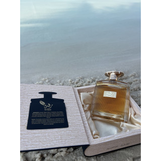 Lattafa Perfume Riqqa EDP 100 ml — product in een gestileerde setting; zeer nabije close-up; op een houten oppervlak