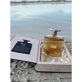 Lattafa Perfume Riqqa EDP 100 ml — product in een gestileerde setting; zeer nabije close-up; op een witte achtergrond