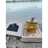 Lattafa Perfume Riqqa EDP 100 ml — product in een gestileerde setting; zeer nabije close-up; op een witte achtergrond