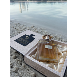 Lattafa Perfume Riqqa EDP 100 ml — productweergave; zeer nabije close-up; op een stenen oppervlak
