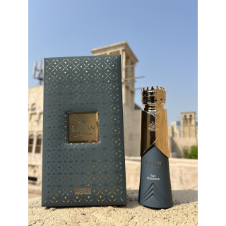 Fragrance World Sultan The Founder EDP 80 ml — toode stiliseeritud keskkonnas; väga lähivõte; õues; lähim kadreering