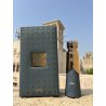 Fragrance World Sultan The Founder EDP 80 ml — toode stiliseeritud keskkonnas; väga lähivõte; õues; lähim kadreering