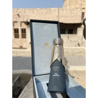 Fragrance World Sultan The Founder EDP 80 ml — toode stiliseeritud keskkonnas; väga lähivõte; õues; keskmine kadreering