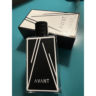 Fragrance World Avant EDP 100 ml — упаковка товара; очень крупный план; на белом фоне