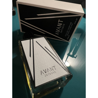 Fragrance World AVANT INTENSE 100 ml — productverpakking; zeer nabije close-up; op een witte achtergrond; meest nabije kadrering