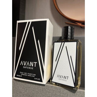 Fragrance World AVANT INTENSE 100 ml — productverpakking; zeer nabije close-up; op een witte achtergrond; ruimste kadrering