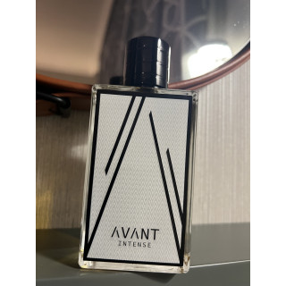 Fragrance World AVANT INTENSE 100 ml — productweergave; zeer nabije close-up; op een witte achtergrond