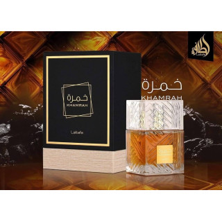 Khamrah EDP 100 ml — prodotto in un’ambientazione stilizzata; dettaglio molto ravvicinato; su una superficie in legno