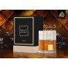 Khamrah EDP 100 ml — prodotto in un’ambientazione stilizzata; dettaglio molto ravvicinato; su una superficie in legno