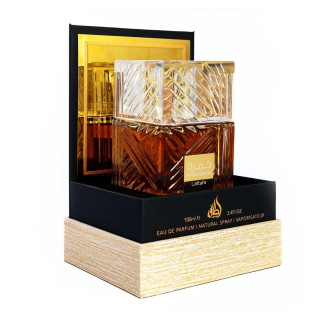 Lattafa Perfume Khamrah EDP 100 ml — prodotto in un’ambientazione stilizzata; primo piano; su una superficie in legno