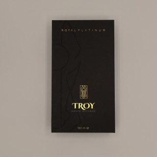 TROY Extrait de Parfum 100 ml — productweergave; volledige compositie; op een lichte achtergrond; meest nabije kadrering
