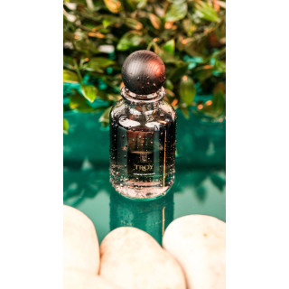 Royal Platinum TROY Extrait de Parfum 100 ml — product in een gestileerde setting; close-up; op een witte achtergrond