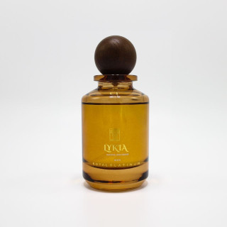 Royal Platinum LYKIA Extrait de Parfum 100 ml — produkto vaizdas; visa kompozicija; šviesiame fone; plačiausias kadras