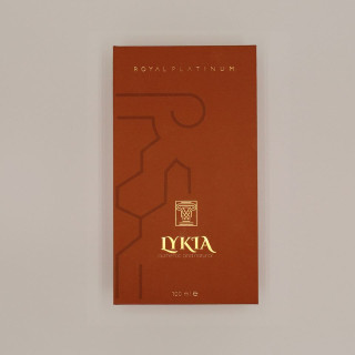Royal Platinum LYKIA Extrait de Parfum 100 ml — produkto vaizdas; visa kompozicija; šviesiame fone; artimiausias kadras