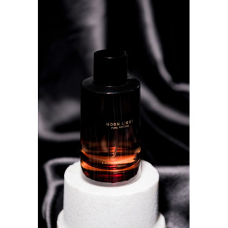 Royal Platinum MOON LIGHT EDP 100 ml — productweergave; zeer nabije close-up; op een witte achtergrond; ruimste kadrering