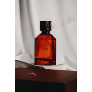 Royal Platinum ALEGRIA EDP 100 ml — товар и упаковка; очень крупный план; на белом фоне