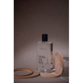 Royal Platinum MANDARIN Cologne 200 ml — produktas stilizuotoje aplinkoje; stambus planas; ant medinio paviršiaus