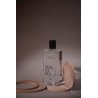 Royal Platinum MANDARIN Cologne 200 ml — produktas stilizuotoje aplinkoje; stambus planas; ant medinio paviršiaus