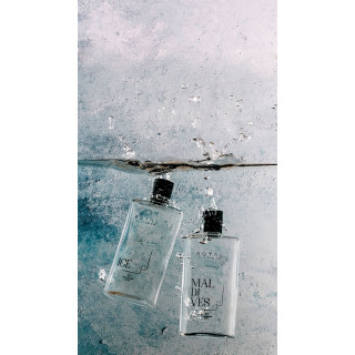Royal Platinum MALDIVES Cologne 200 ml — produktas stilizuotoje aplinkoje; artimas vaizdas; prie vandens