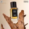 Spicy Amber EDP 100 ml — товар в стилизованной композиции; очень крупный план; на деревянной поверхности; самый широкий кадр