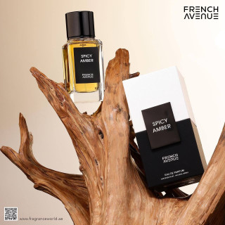 Spicy Amber EDP 100 ml — товар в стилизованной композиции; очень крупный план; на деревянной поверхности; самый близкий кадр
