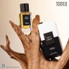 Spicy Amber EDP 100 ml — товар в стилизованной композиции; очень крупный план; на деревянной поверхности; самый близкий кадр