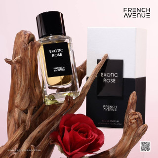Fragrance World Exotic Rose EDP 100 ml — toode stiliseeritud keskkonnas; väga lähivõte; lilledega