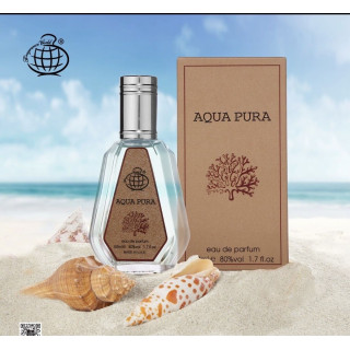 Fragrance World Aqua Pura EDP 50 ml — товар в стилизованной композиции; очень крупный план; на открытом воздухе