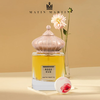 Matin Martin ROSE OUD EDP 100 ml — изображение товара; очень крупный план; на цветном фоне