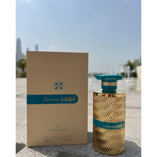Lattafa Perfume Forever Blue EDP 100 ml — toode stiliseeritud keskkonnas; väga lähivõte; õues