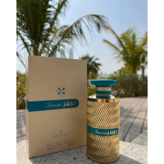 Lattafa Perfume Forever Blue EDP 100 ml — toode stiliseeritud keskkonnas; väga lähivõte; roheluse keskel