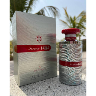Lattafa Perfume Forever Red EDP 100 ml — toode stiliseeritud keskkonnas; väga lähivõte; õues