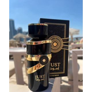 Fragrance World Just Aswad EDP 100 ml — product in een gestileerde setting; zeer nabije close-up; buiten