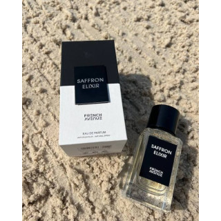 Fragrance World Saffron Elixir EDP 100 ml — product en verpakking; zeer nabije close-up; op een witte achtergrond