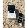 Fragrance World Saffron Elixir EDP 100 ml — product en verpakking; zeer nabije close-up; op een witte achtergrond