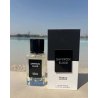 Saffron Elixir EDP 100 ml — product in een gestileerde setting; zeer nabije close-up; buiten; meest nabije kadrering